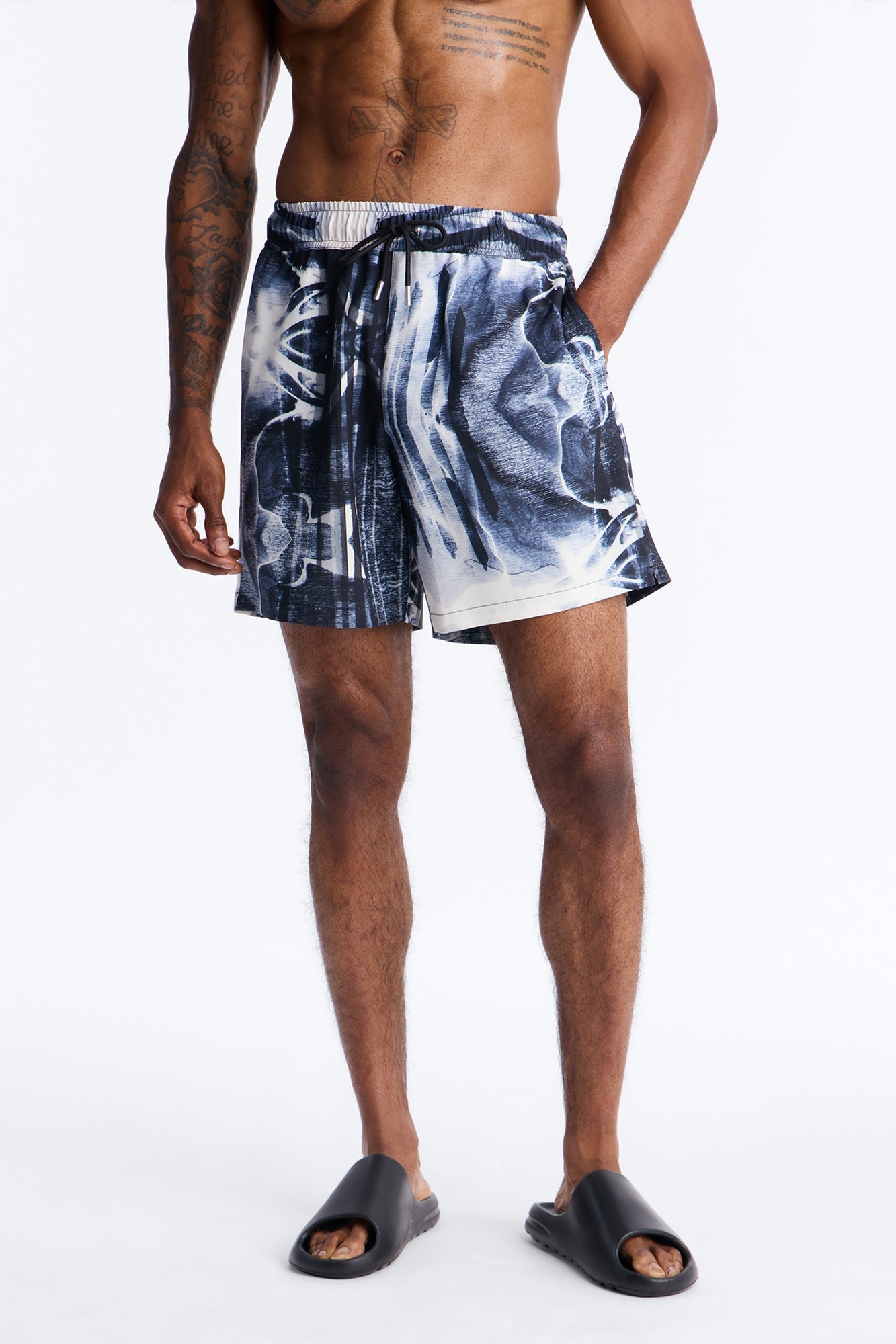 Abstract Oxide Printed Swim Trunk 7″ - Black Fashion Nova