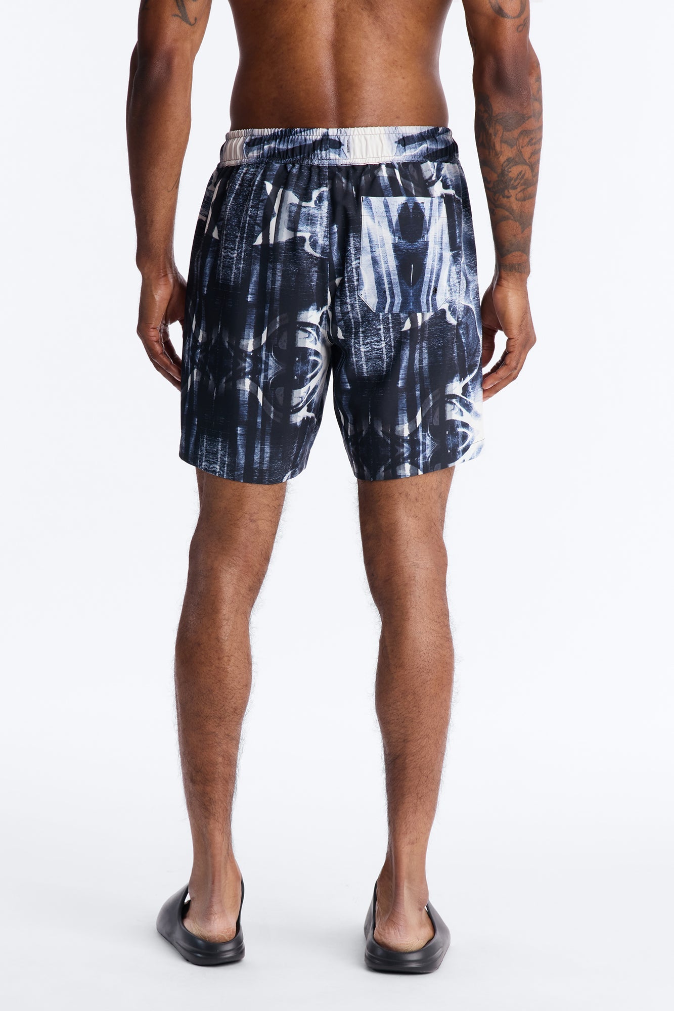 Abstract Oxide Printed Swim Trunk 7″ - Black Fashion Nova