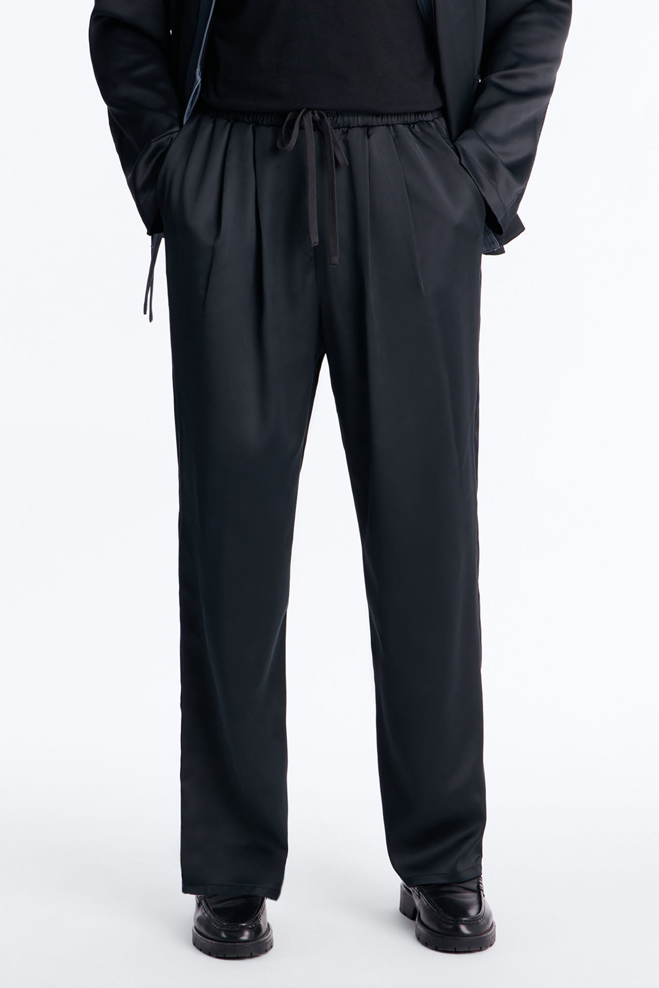 Relaxed Liquid Shadow Pleated Trouser - Black Fashion Nova