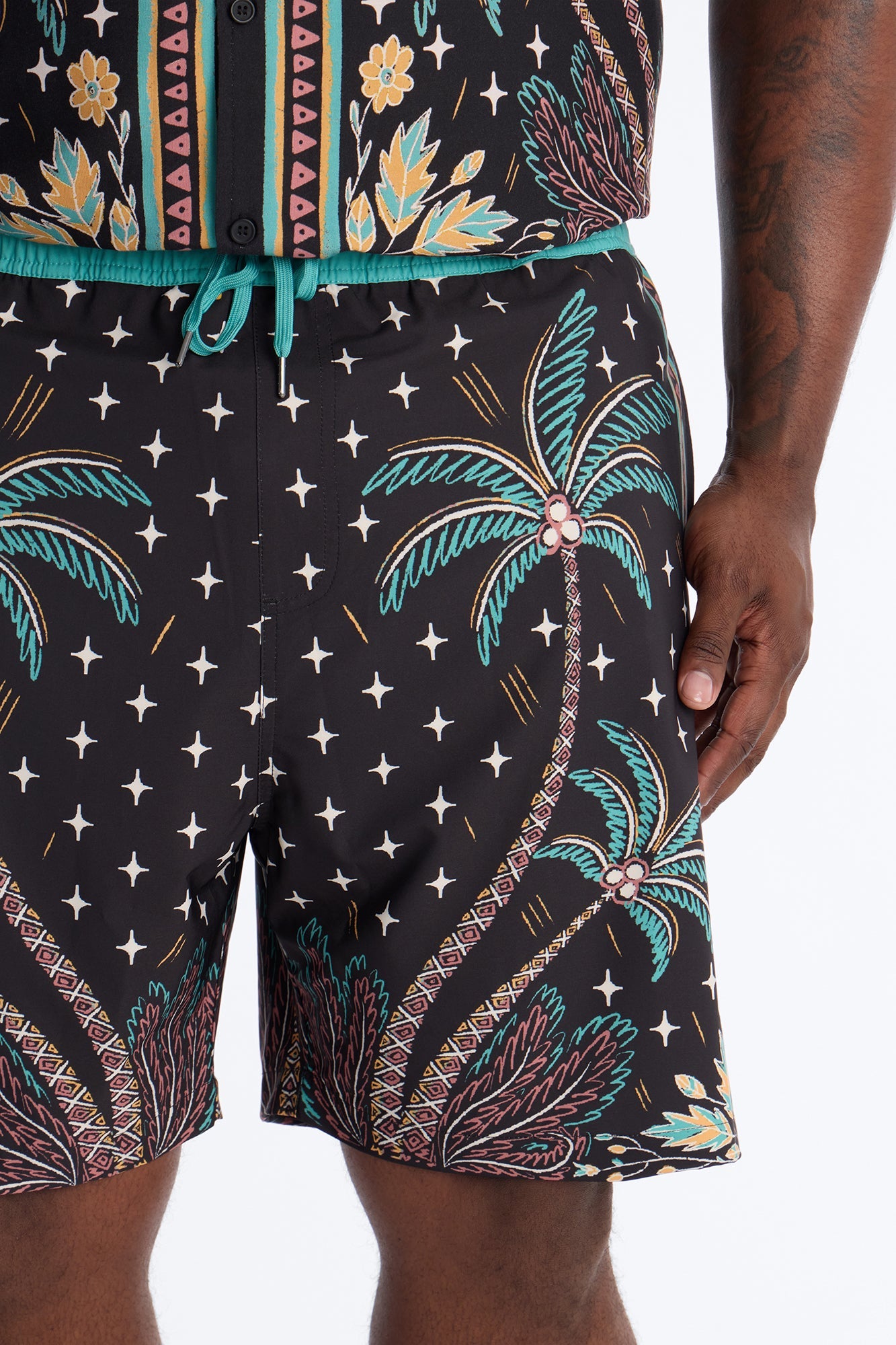 Tropical Twilight Resort Swim Trunk 7″ - Black Fashion Nova