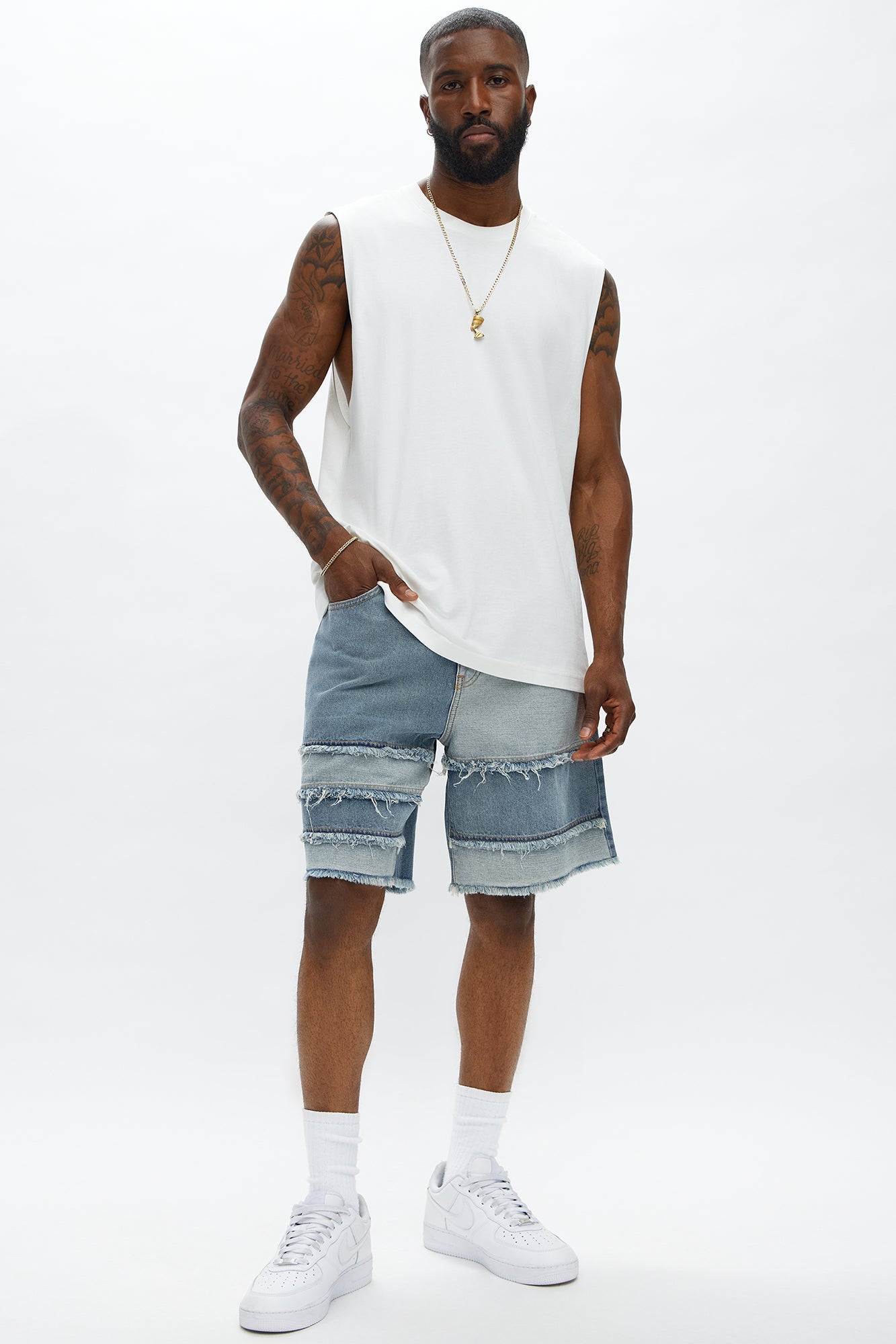 Relaxed Contrast With The Fray Denim Shorts - Medium Blue Wash Fashion Nova