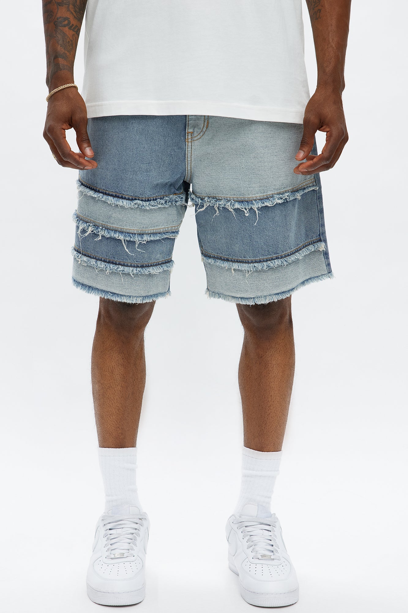 Relaxed Contrast With The Fray Denim Shorts - Medium Blue Wash Fashion Nova
