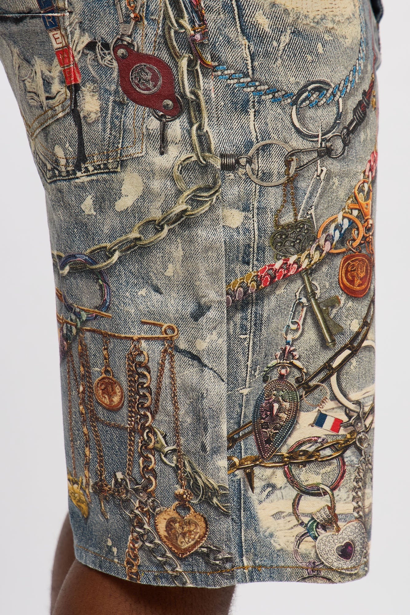 Relaxed Chain Distressed Printed Denim Short - Light Wash Fashion Nova